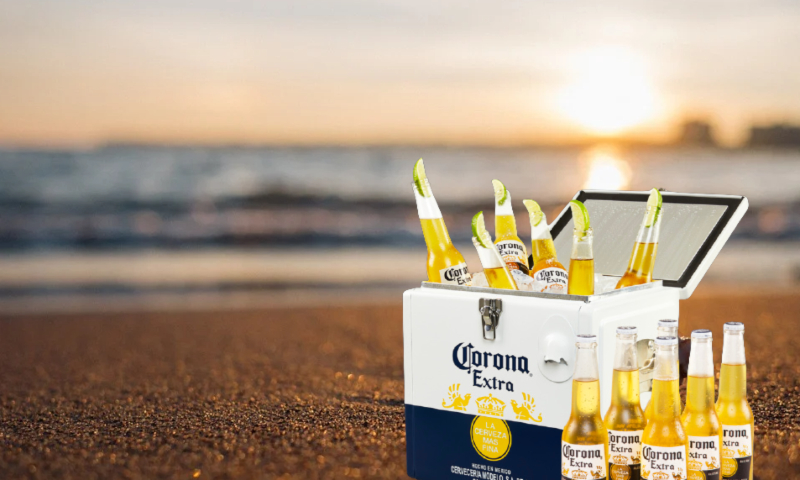 Corona koelbox op het strand